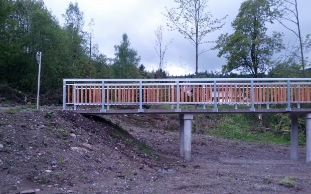 Passerelle béton avec garde corps
